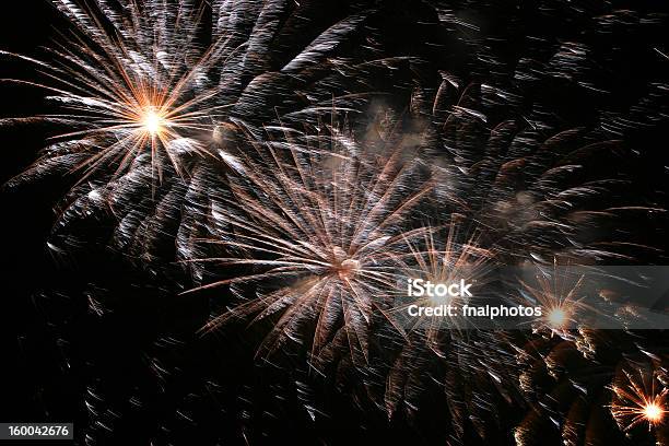 Celebración Resplandeciente Explosión De Fuegos Artificiales Foto de stock y más banco de imágenes de Acontecimiento