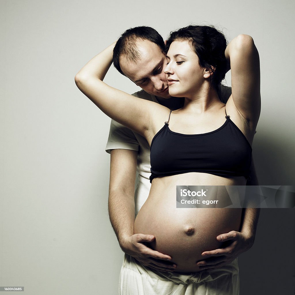 Heureuse femme enceinte avec mari - Photo de Abdomen libre de droits