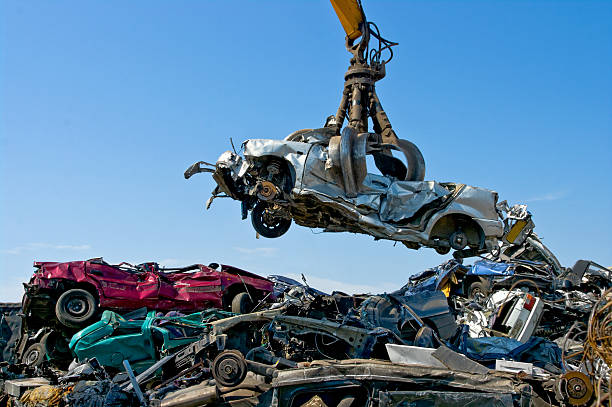 casse automobile soulever voiture - scrap metal photos et images de collection