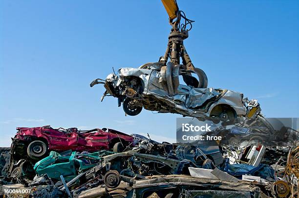 Sucata Levantar Aluguer - Fotografias de stock e mais imagens de Carro - Carro, Reciclagem, Ferro Velho