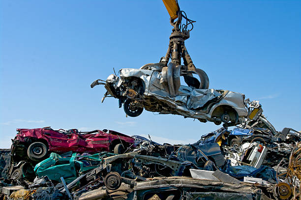 кладбище автомобилей поднимать автомобиль - scrap metal стоковые фото и изображения