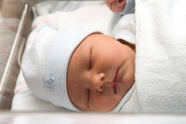 menino recém-nascido - baby boys clothing hospital simplicity - fotografias e filmes do acervo