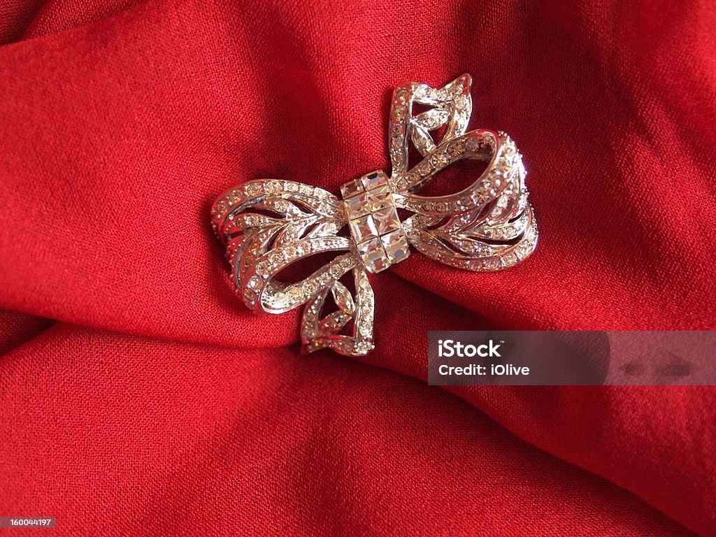 Crystal laço broche no Lenço vermelho - Foto de stock de Broche royalty-free