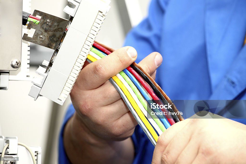 Installazione di un cavo di comunicazione - Foto stock royalty-free di Fibra ottica