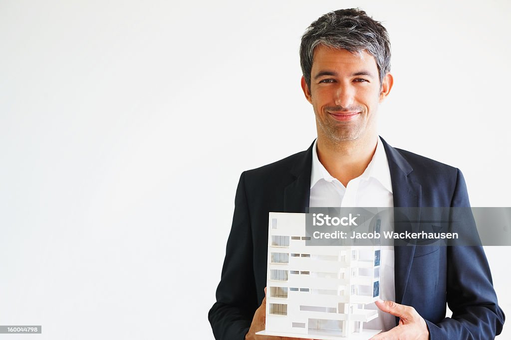 Arquiteto com modelo de um edifício sobre branco - Foto de stock de 35-39 Anos royalty-free