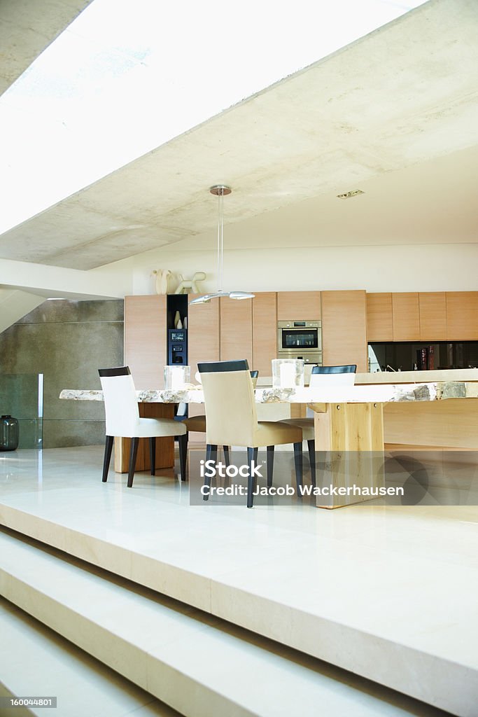 Interior de cozinha com mesa de jantar - Foto de stock de Apartamento royalty-free