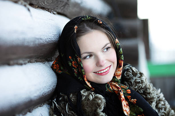 Chica en vestido nacional ruso - foto de stock