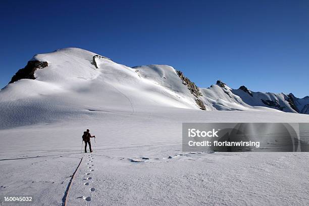 Альпинист На Ледник — стоковые фотографии и другие картинки Альпинизм - Альпинизм, Белый, Бугристая скала