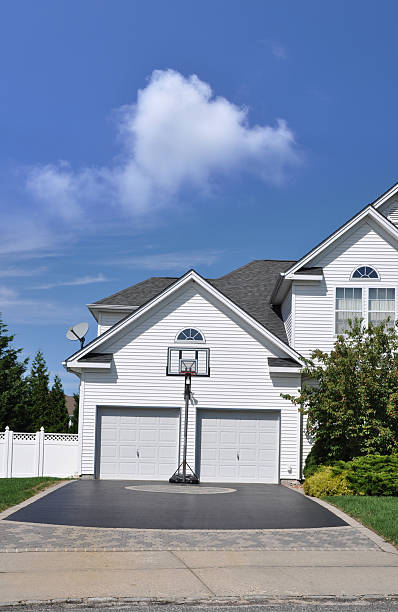 istock Basketball Hoop Suburban Home Driveway 160045721