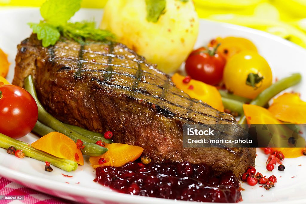 Gourmet Steak mit grünen Bohnen und Kirschtomaten, Cranberry - Lizenzfrei Beilage Stock-Foto