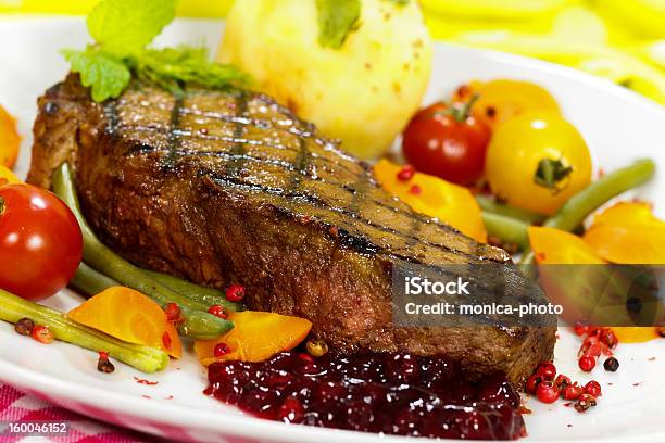 Photo libre de droit de Steak De Gourmet Aux Haricots Verts Tomates Cerises Canneberge banque d'images et plus d'images libres de droit de Airelle rouge