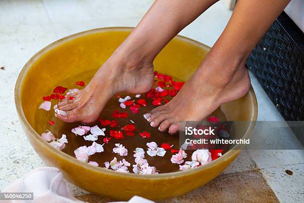 Foot Massage Stockfoto und mehr Bilder von Fußpflege - Fußpflege, Ein Bad nehmen, Rose