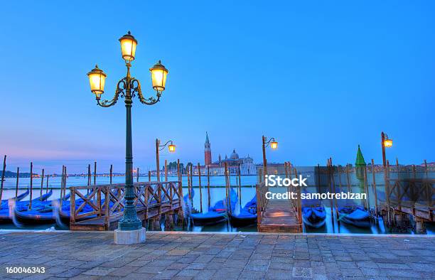 Gondole A Venezia - Fotografie stock e altre immagini di Alba - Crepuscolo - Alba - Crepuscolo, Attraccato, Blu