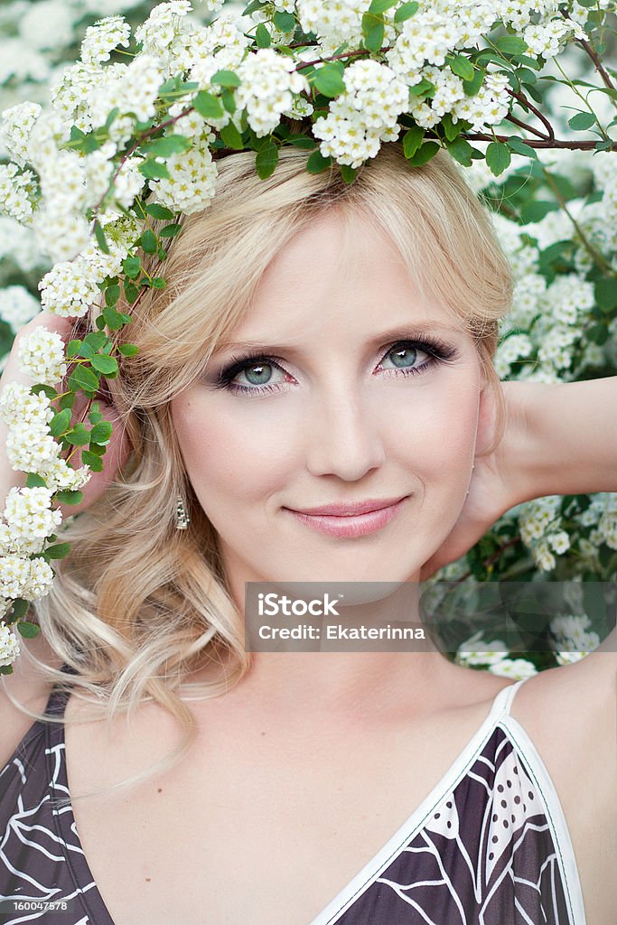 Jolie blonde avec des fleurs - Photo de Adulte libre de droits