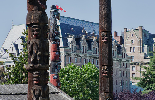 Totem polos en frente de Fairmont Empress Hotel, Hotel en Victoria, Canadá photo