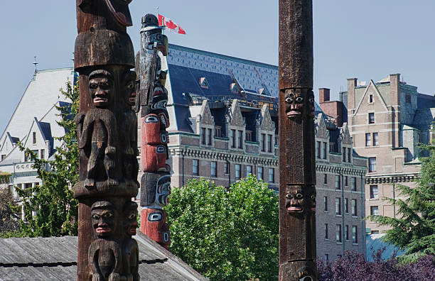 totems en face du fairmont empress hotel, victoria, canada - empress hotel photos et images de collection