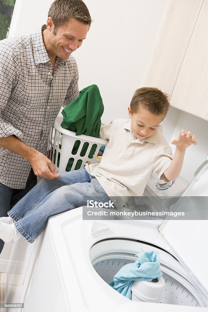 Père et fils à faire de la blanchisserie - Photo de Lessive - Corvée domestique libre de droits