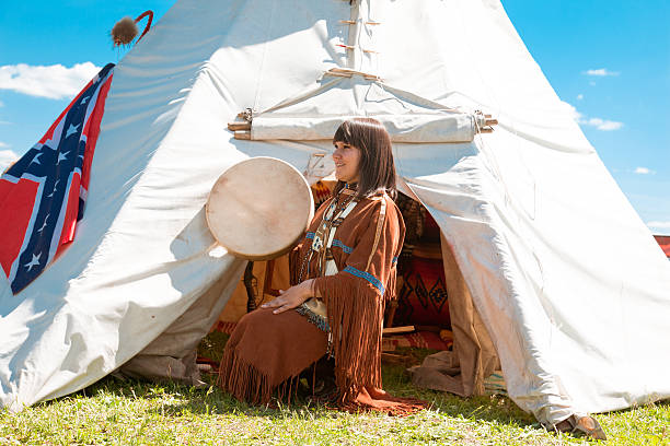 ノースアメリカンインディアンの女の子フルドレス - north american tribal culture photography color image horizontal ストックフォトと画像