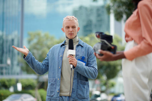 istock Joutnalist Describing What Happened 1600490492