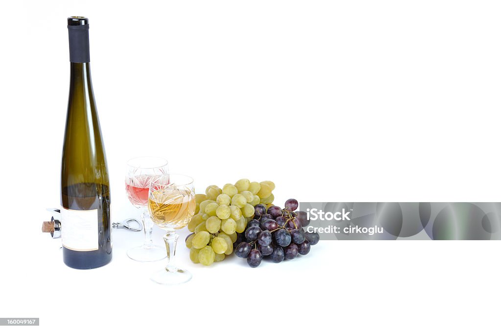 Бутылка вина с aperitive, стаканы и виноград - Стоковые фото Алкоголь - напиток роялти-фри