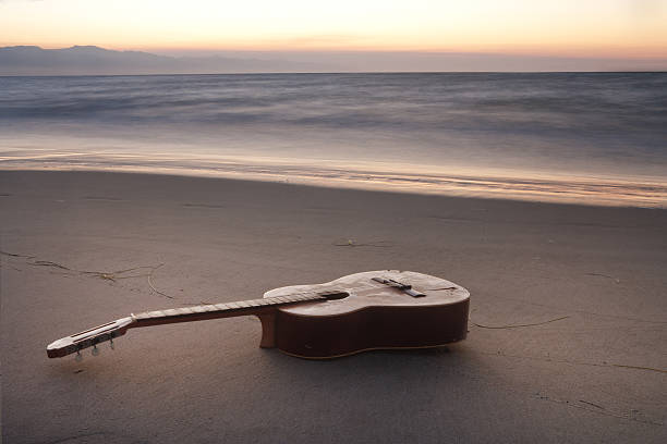 Gitara przemywa się na plaży – zdjęcie