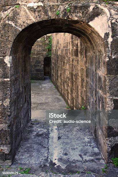 Un Old Stone Arch Foto de stock y más banco de imágenes de Abandonado - Abandonado, Abierto, Accesibilidad