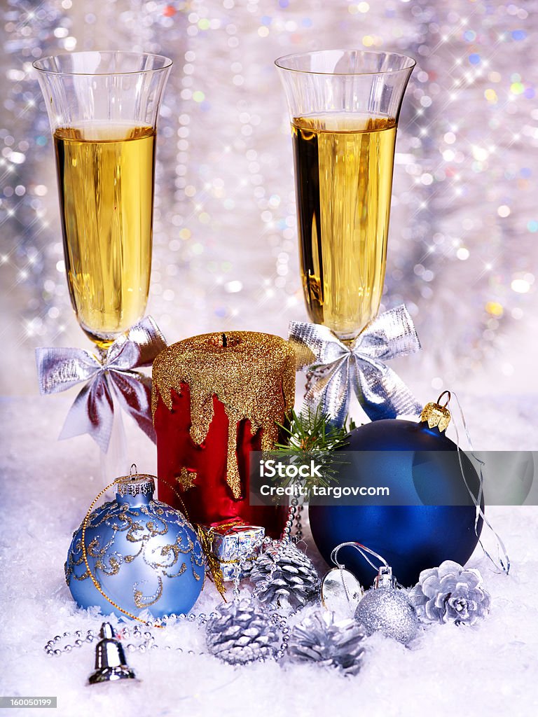 Natale ancora la vita con champagne e candela. - Foto stock royalty-free di Alchol