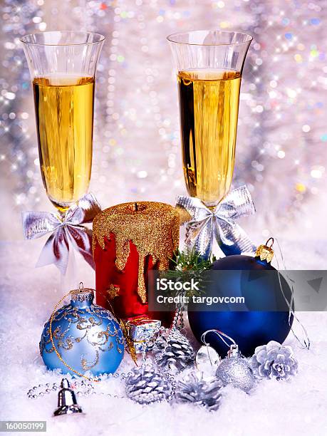 Natale Ancora La Vita Con Champagne E Candela - Fotografie stock e altre immagini di Alchol - Alchol, Argentato, Arredamento