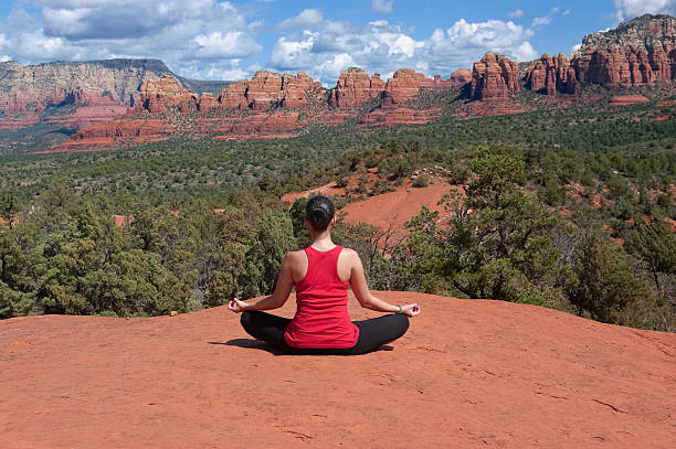 clase de yoga - sedona fotografías e imágenes de stock