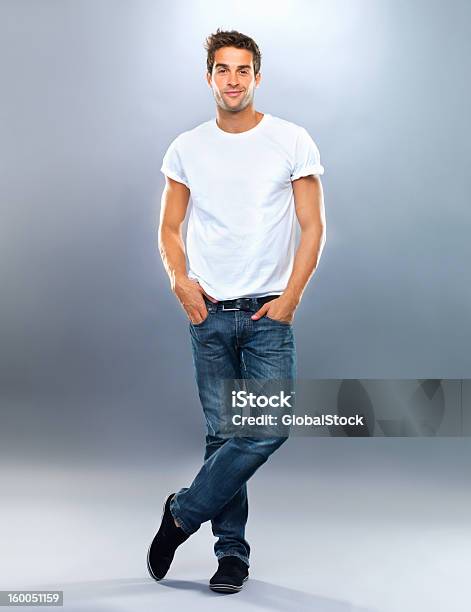 Foto de Visual e mais fotos de stock de Homens - Homens, Jeans - Calça Comprida, Camiseta