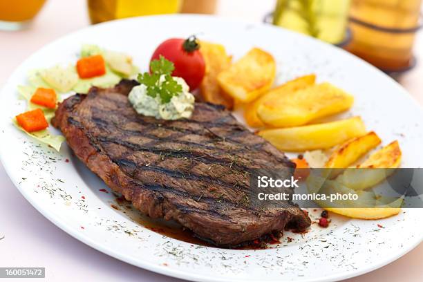 Strip Steak Alla Griglia Con Patate Al Forno - Fotografie stock e altre immagini di Alla griglia - Alla griglia, Barbecue - Cibo, Bistecca di manzo