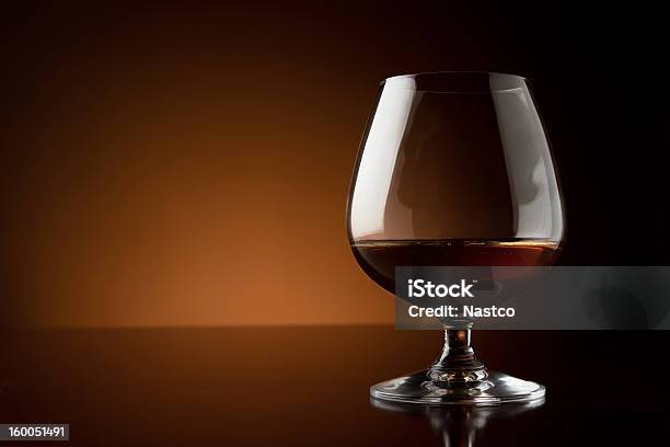 Bicchiere Di Cognac Con Spazio Copia - Fotografie stock e altre immagini di Alchol - Alchol, Bancone - Bar, Bicchiere