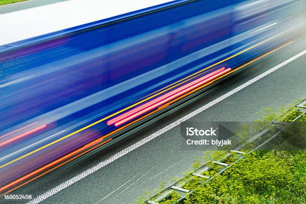 Trânsito Em Autoestrada A Velocidade E O Movimento Desfocado - Fotografias de stock e mais imagens de Abstrato