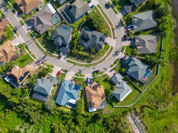 vista aérea de un barrio de new port richey, florida, rodeado de vegetación - port richey fotografías e imágenes de stock