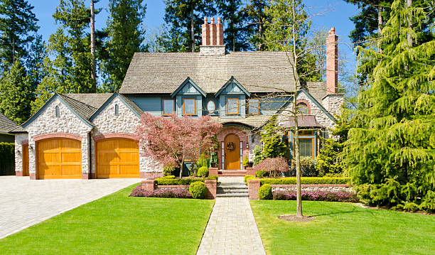 istock A large luxury house and a garden 160052448