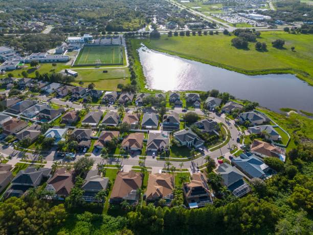 vista aérea de un barrio de new port richey, florida, rodeado de vegetación - port richey fotografías e imágenes de stock