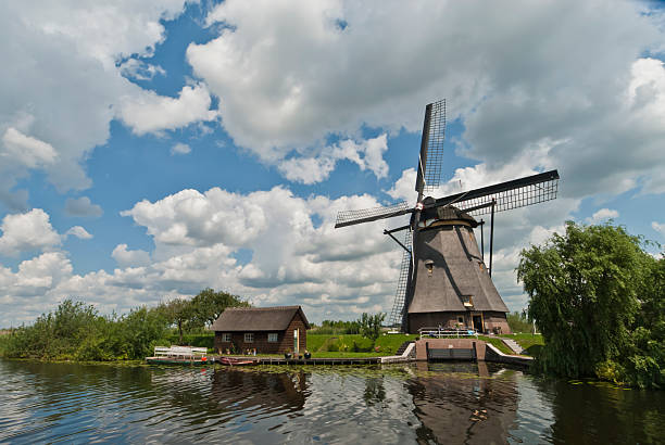 molinos de viento de kinderdijk, holland - alblasserwaard fotografías e imágenes de stock