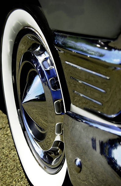 rueda de coche antiguos - hubcap chrome wheel car fotografías e imágenes de stock