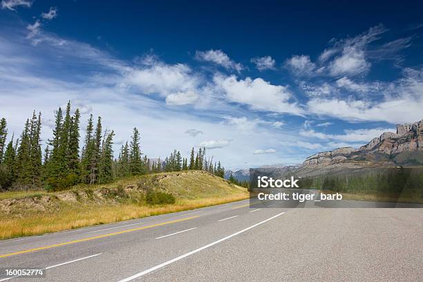Strada Di Montagna Con Doppia Linea Gialla Parco Nazionale Di Jasper Canada - Fotografie stock e altre immagini di Ciglio della strada
