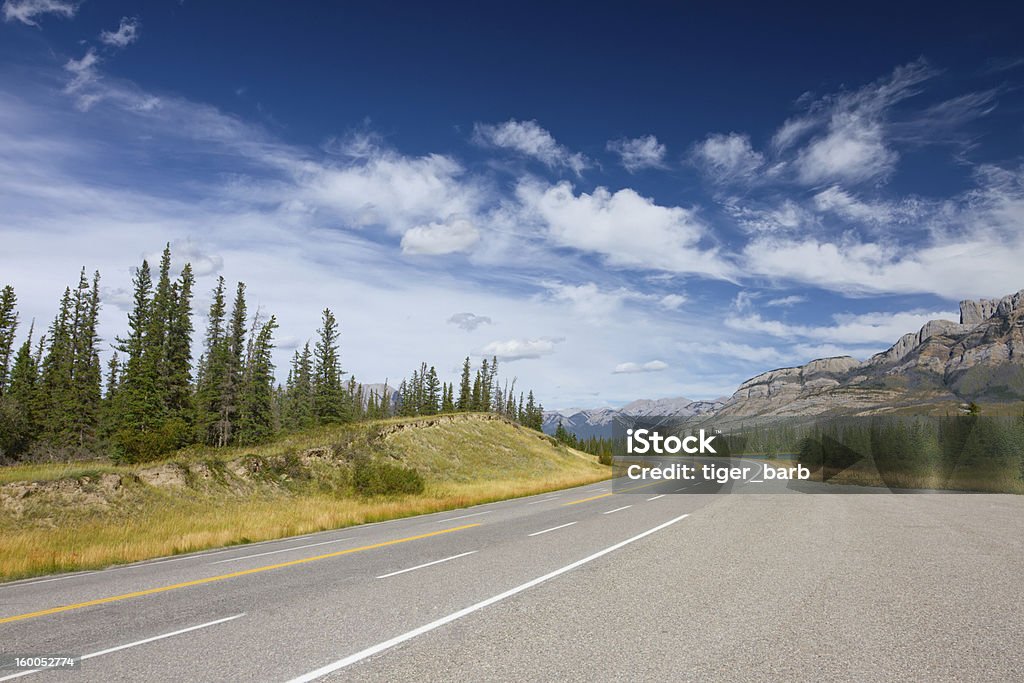 Mountain Road com a linha amarela, Jasper National Park, Canadá - Foto de stock de Margem de Estrada royalty-free