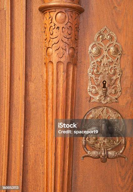 Starożytny Obraz Na Stare Drewniane Drzwi Kołatka Do Drzwi - zdjęcia stockowe i więcej obrazów Abstrakcja