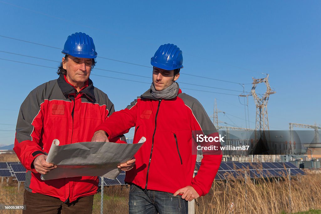 Ingegneri di lavorare In un impianto di energia solare - Foto stock royalty-free di 20-24 anni