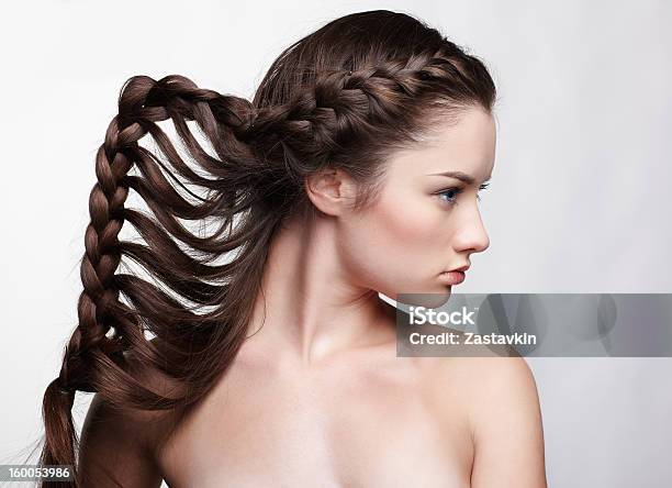 Mädchen Mit Kreative Hairdo Stockfoto und mehr Bilder von Menschliches Haar - Menschliches Haar, Zöpfchenfrisur, 20-24 Jahre