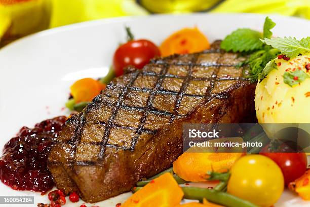 Gastrónomo De Carne Com Feijão Verde Tomate Cereja E Arando - Fotografias de stock e mais imagens de Acompanhamento