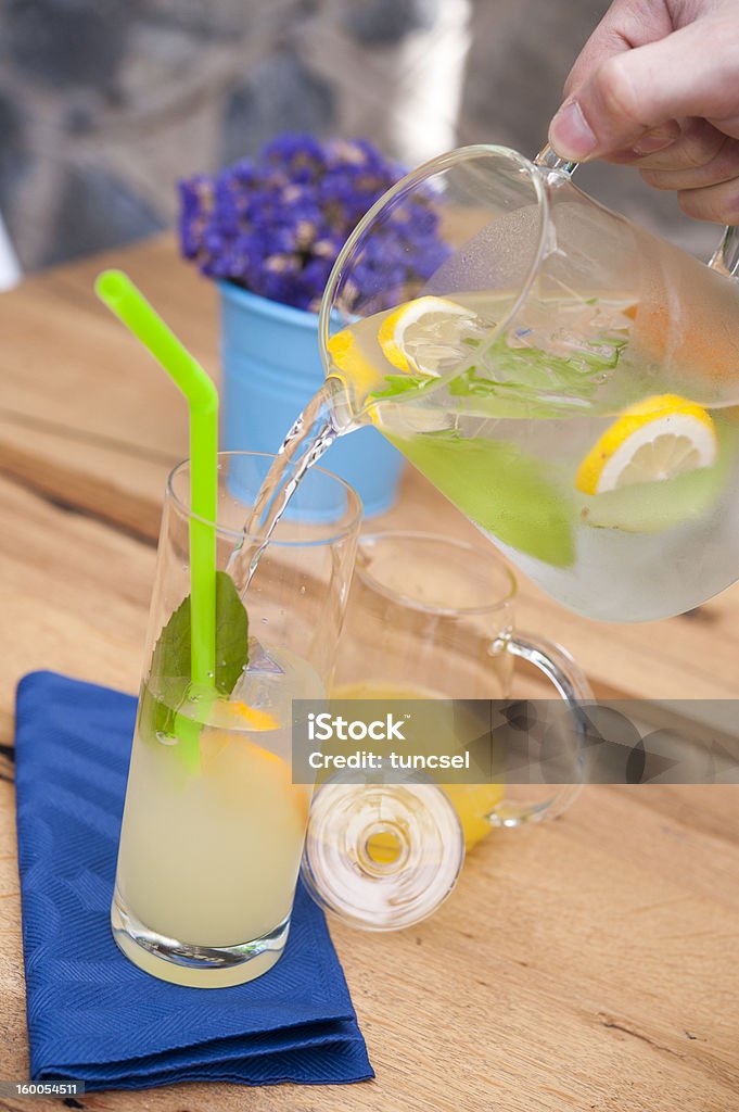 Servizio di limonata fatta in casa - Foto stock royalty-free di Acqua