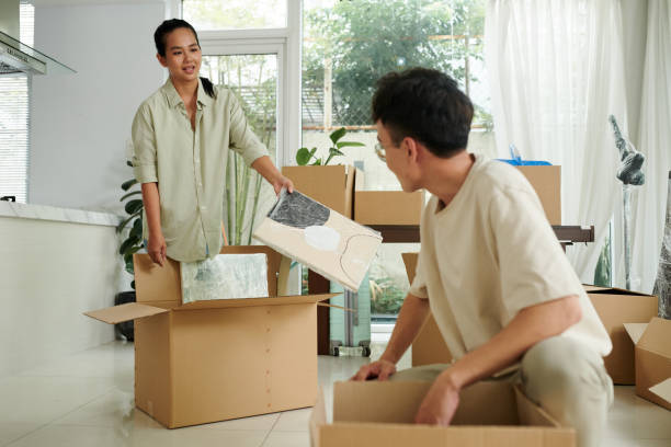 istock Married Couple Unpacking Pictures 1600549429