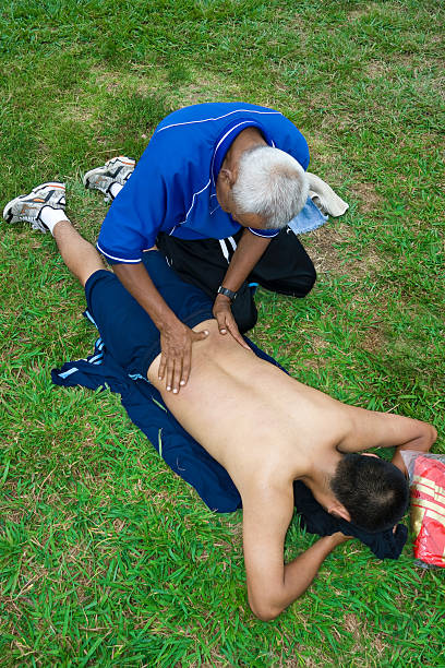 massage traumatismes sportifs - foot massage photos et images de collection
