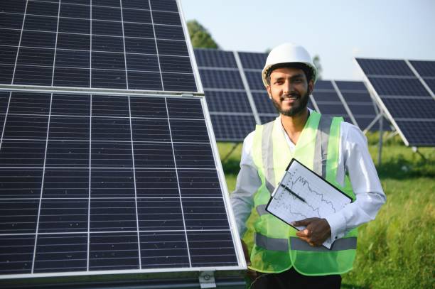 istock Male arab engineer standing on field with rows of solar panels. 1600559344