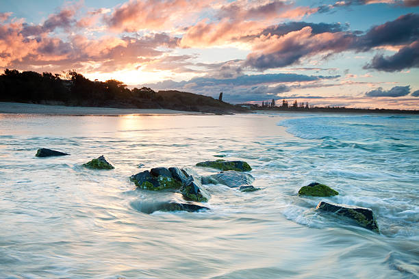 australian vista do mar ao pôr do sol - cabarita beach imagens e fotografias de stock