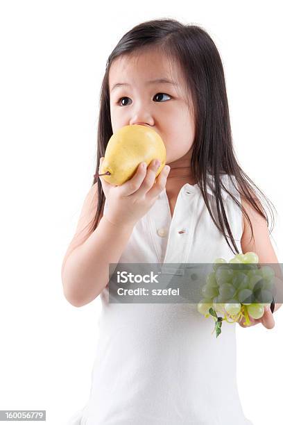 Comer Frutas - Fotografias de stock e mais imagens de Alimentação Saudável - Alimentação Saudável, Aluno de Jardim de Infância, Asiático e indiano